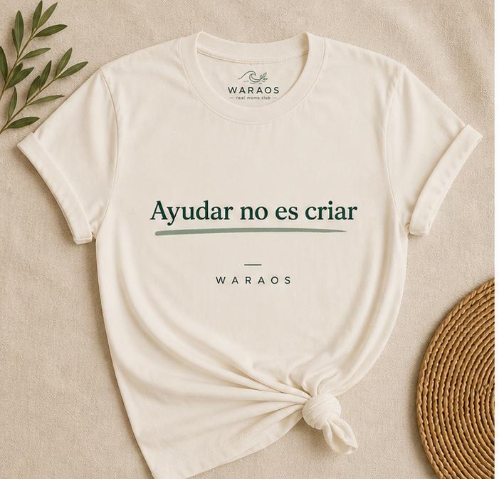 Franela crema Waraos con la frase “Ayudar no es criar”